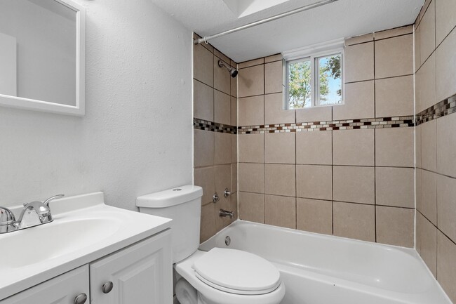 Building Photo - Section 8 Friendly | 3 bed 1 Bath on the W...