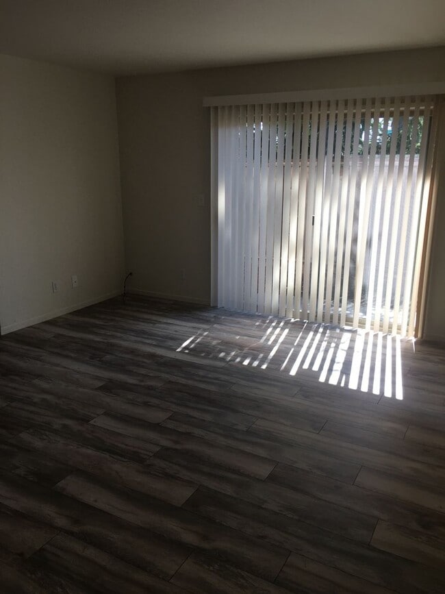 Building Photo - Three Bedroom Townhouse Style Apartment wi...