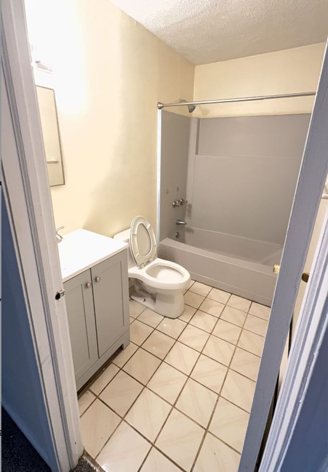 Building Photo - 2 Bedrooms 1 Bath Condo For Rent