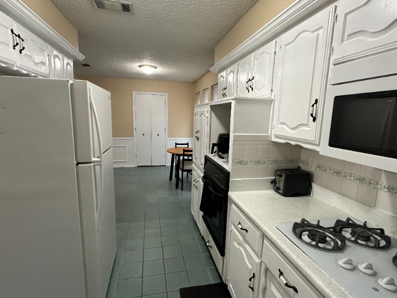 Building Photo - 4821 S Country Club Rd