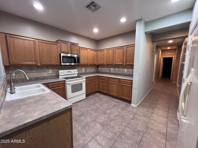 Building Photo - 1961 E Shannon St