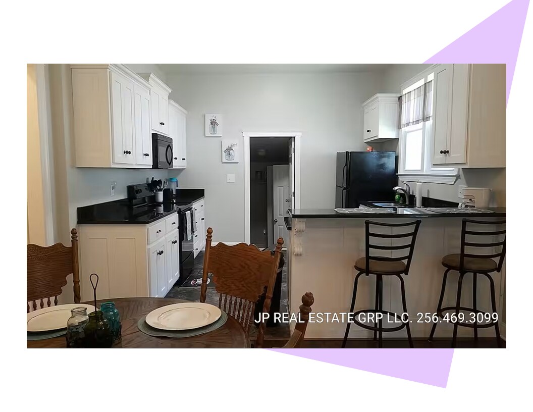 Building Photo - 713 4th Ave SE