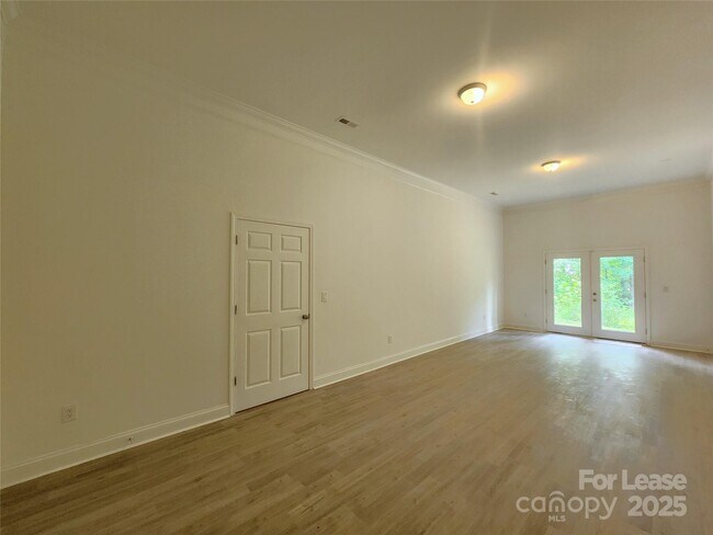 Building Photo - 869 Kathryn Dr SE