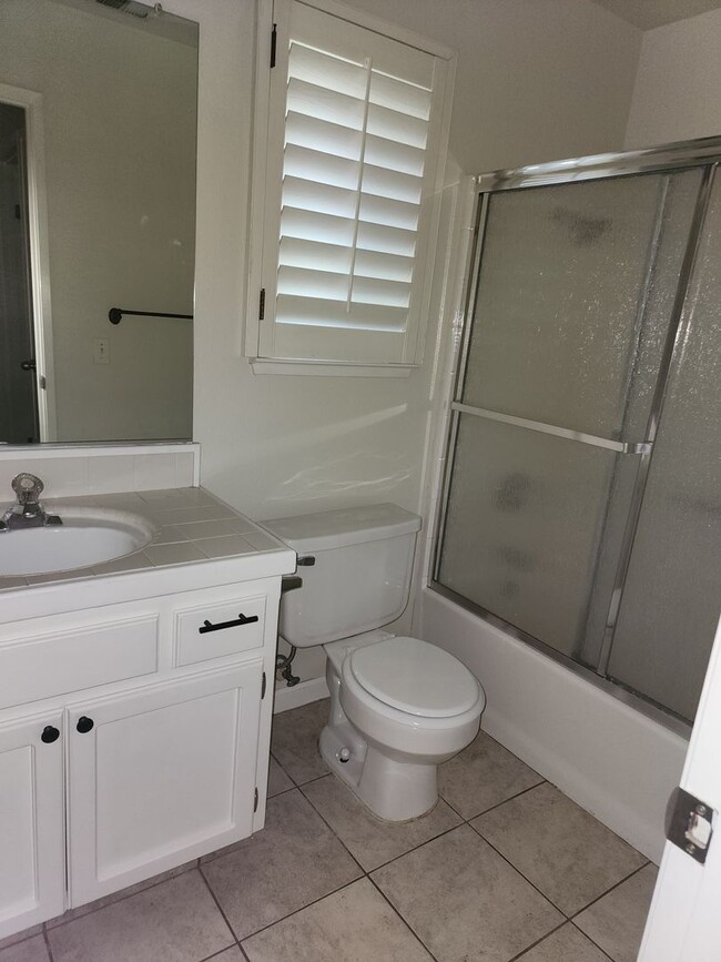 Building Photo - 3 Bedroom 2 Bath in HOA Community with Com...