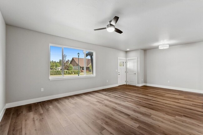 Building Photo - 3 bedroom, 2.5 bath townhome, minutes from downtown Whitefish