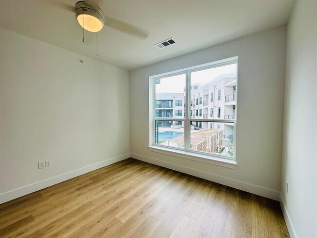 Building Photo - 1701 Simond Ave
