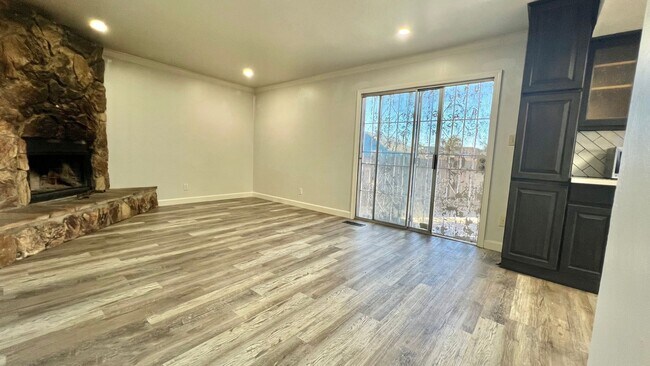 Building Photo - Lovely House 4BR 2.5BA with Large Backyard
