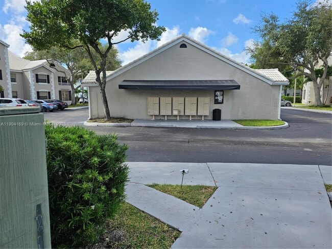 Building Photo - 2880 N Oakland Forest Dr