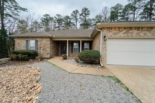 Building Photo - Charming 4 bedroom, 2 bathroom located in the picturesque Hot Springs Village