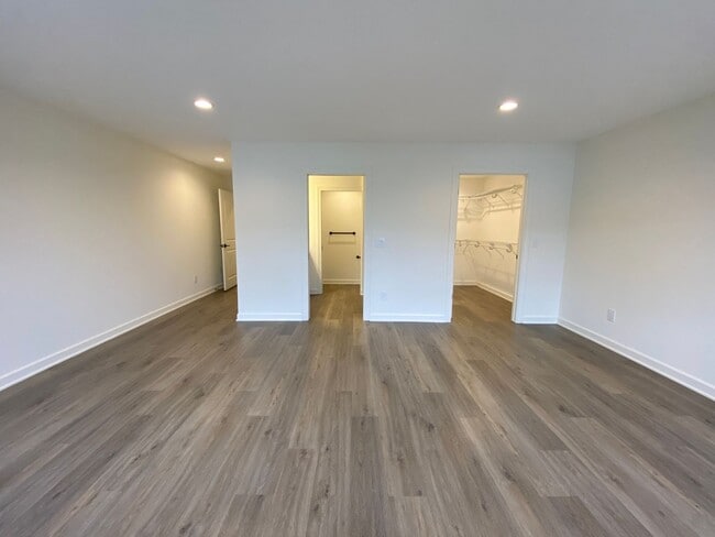Building Photo - 3 Bedroom End Unit