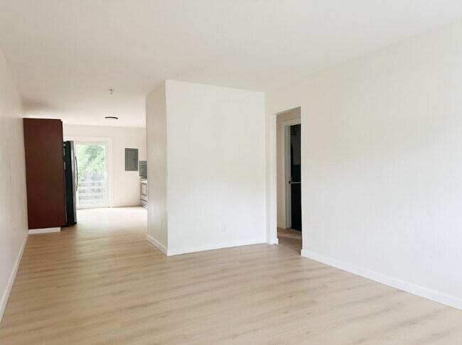 Primary Photo - 804-806 N Fairlawn Cir