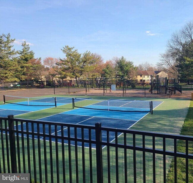 Building Photo - 404 Hopkins Ct