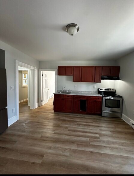 Building Photo - 531 W John St