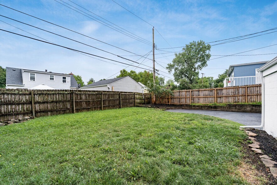 Building Photo - 884 S Chesterfield Rd