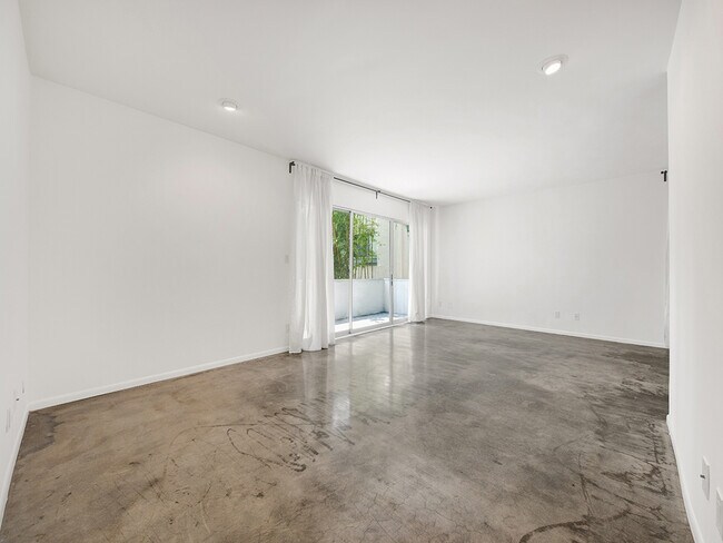 Building Photo - 7767 Hollywood Blvd