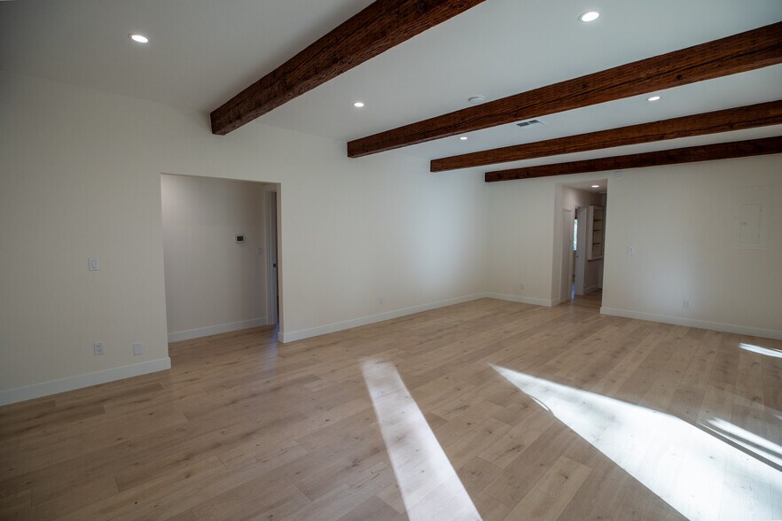 Building Photo - 384 Crazy Horse Canyon Rd