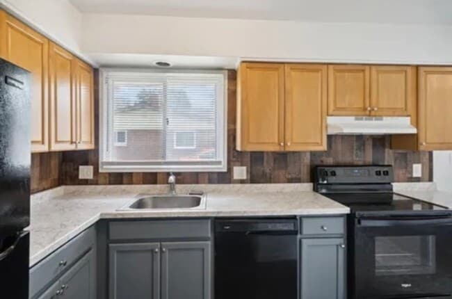 Building Photo - 4 Bedrooms 2 Bathroom