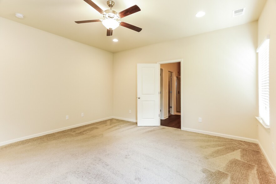 Building Photo - 325 Clover Cir