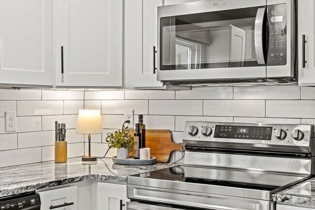 Building Photo - FULLY FURNISHED!