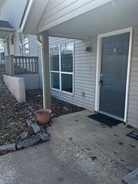 Building Photo - 2 Bedroom 1.5 Bath Townhouse Apt in Osage Beach!
