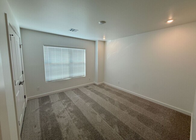 Building Photo - 13112 Maplewood Ave