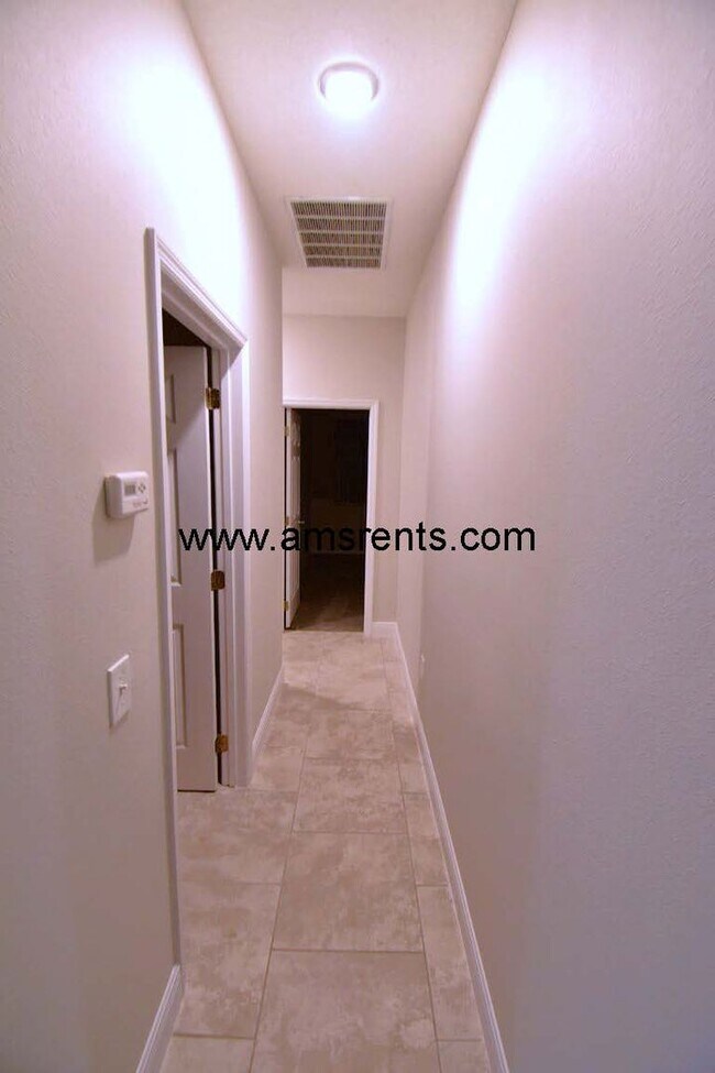 Building Photo - Spacious Pool Home in Davenport