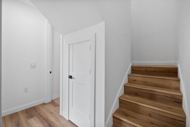 Building Photo - Spacious Townhouse in Dallas