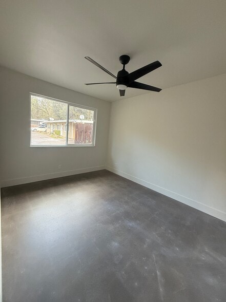Building Photo - 2829 Manor Dr