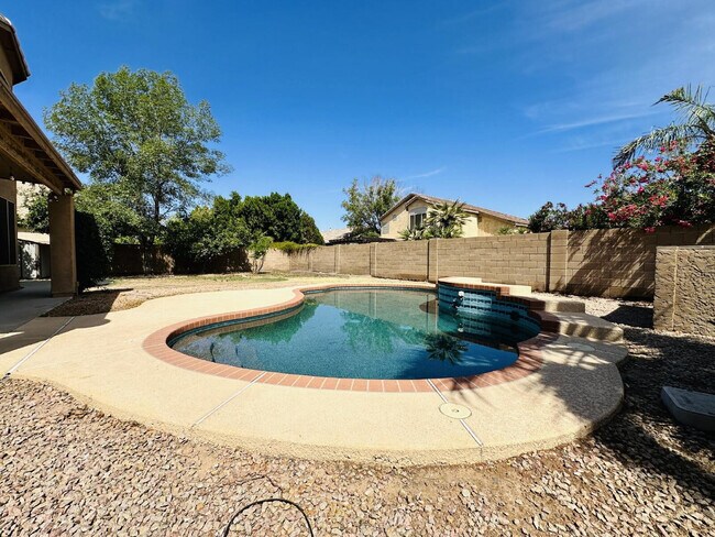 Building Photo - 672 W Raven Dr