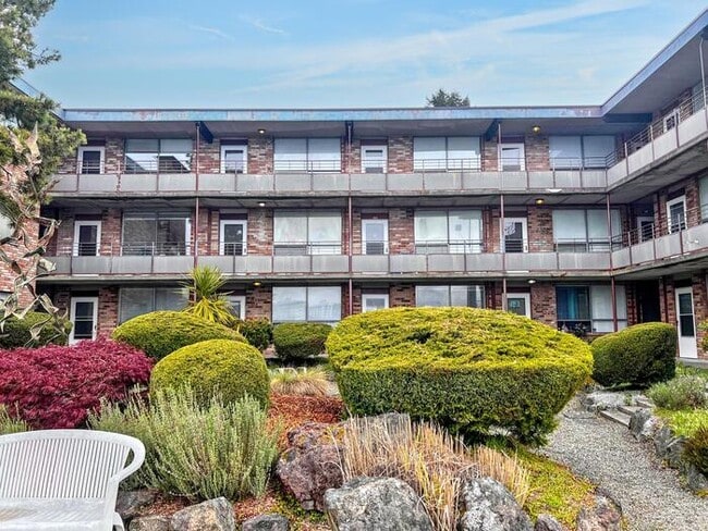 Primary Photo - 211 Shore Dr