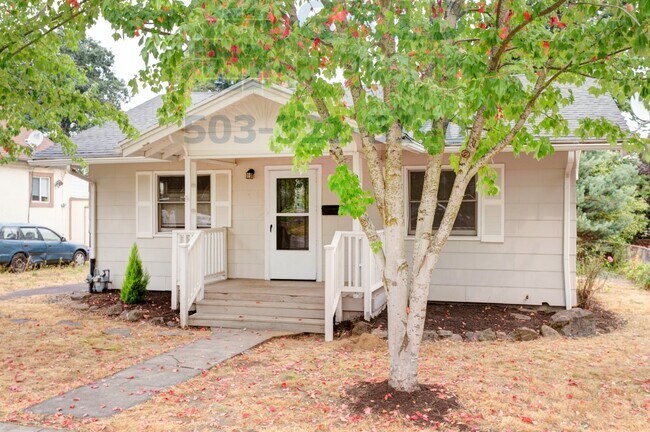 Building Photo - Charming 2 Bedroom Bungalow Available in Northeast Portland!