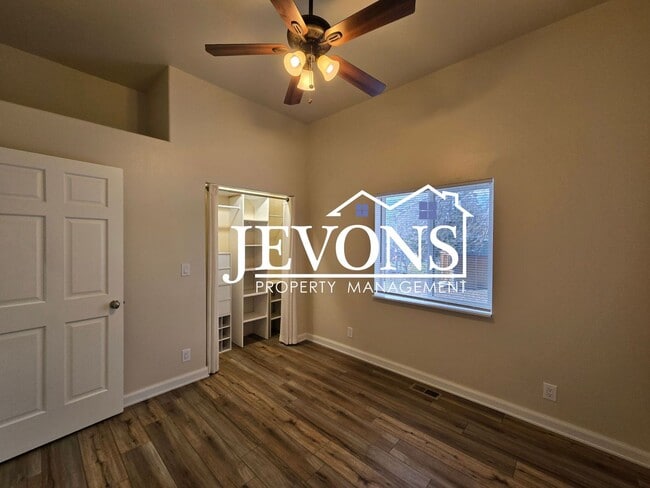 Building Photo - Move-in Special: $500 off your first month’s rent. Cozy 4-bedroom home with a fully equipped kitc...