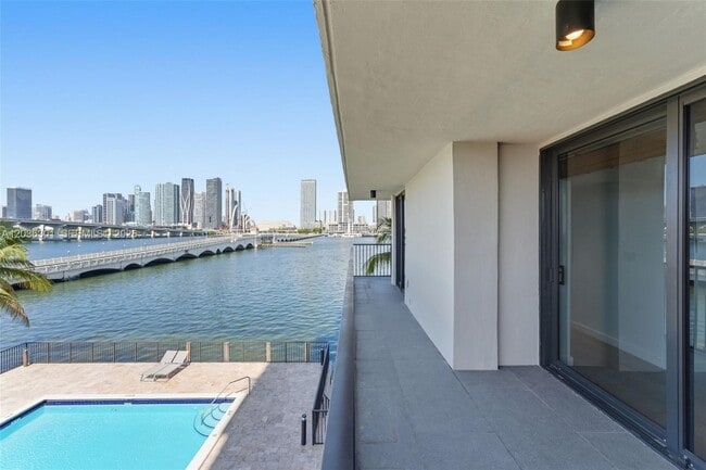 Building Photo - 801 N Venetian Dr