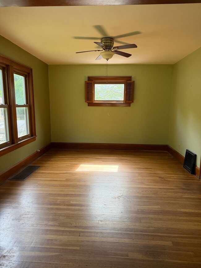 Building Photo - Pet-Friendly 3-Bedroom Elyria Home with $1,500 Total Monthly Price!