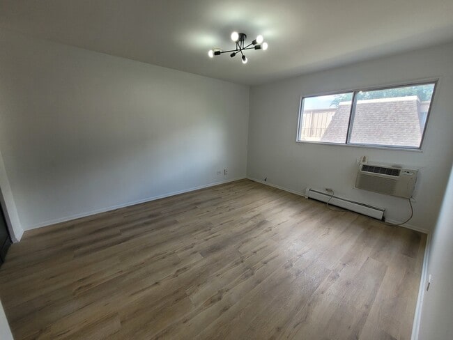 Building Photo - 2402 Algonquin Rd