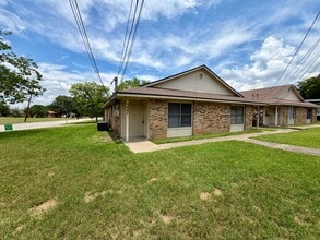 Building Photo - Move-In Special $500 Off 1st Month's Rent | 2BR Duplex | Private Yard | Pets Welcome