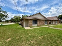 Building Photo - Move-In Special $500 Off 1st Month's Rent | 2BR Duplex | Private Yard | Pets Welcome