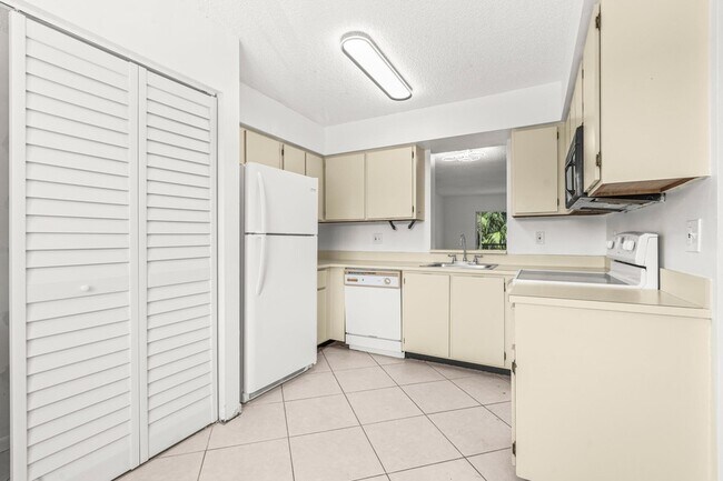 Building Photo - 7301 Amberly Ln