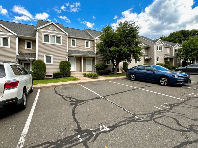Building Photo - 114 Oak Ridge Dr