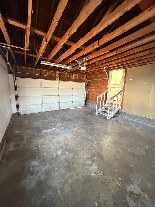 Building Photo - 1039 SW Cascade Ave