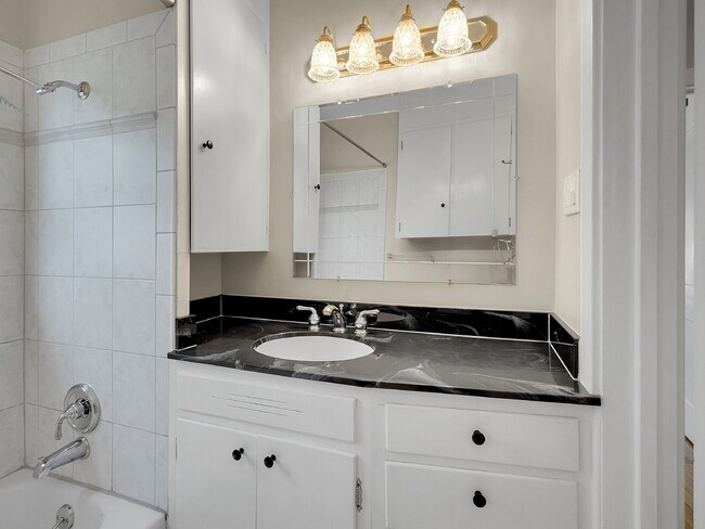 Building Photo - $2,145.00, 1 Bed, 1 Bath Home in Denver