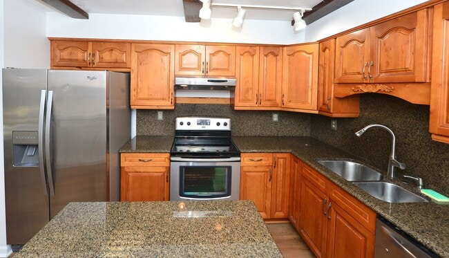 Building Photo - 6 Bedrooms-Little Neck Area