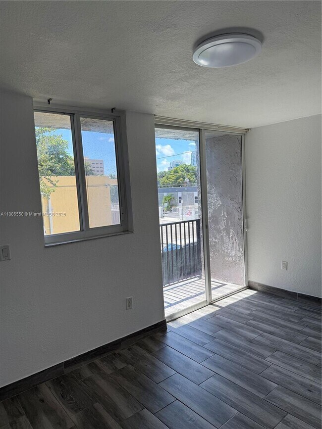 Building Photo - 1531 NW 16th Ave