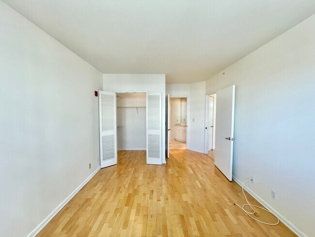 Building Photo - Panoramic City View 2Br/2BA Waterfront SF ...