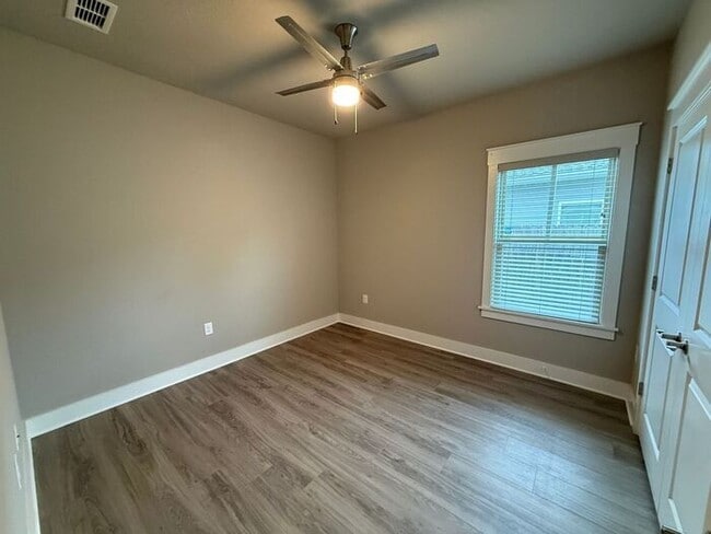 Building Photo - Gulf Breeze - 4 bedroom, 2.5 bathroom - lawn care included