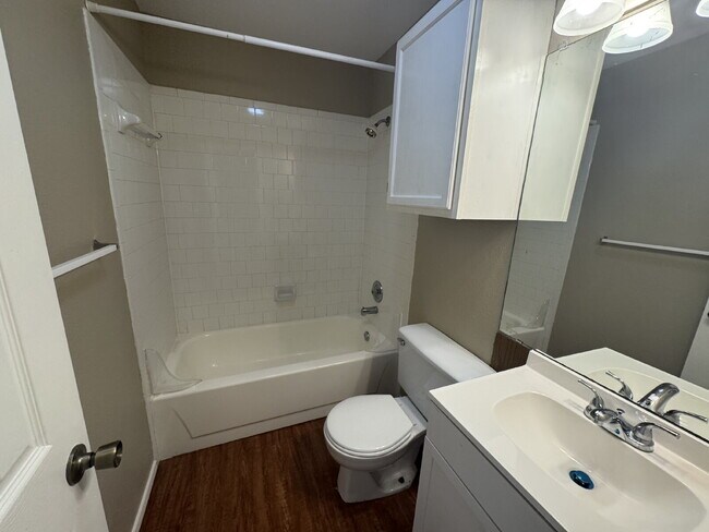 Building Photo - 2-Bed, 2-Bath, 1-Car Garage - Walking Dist...