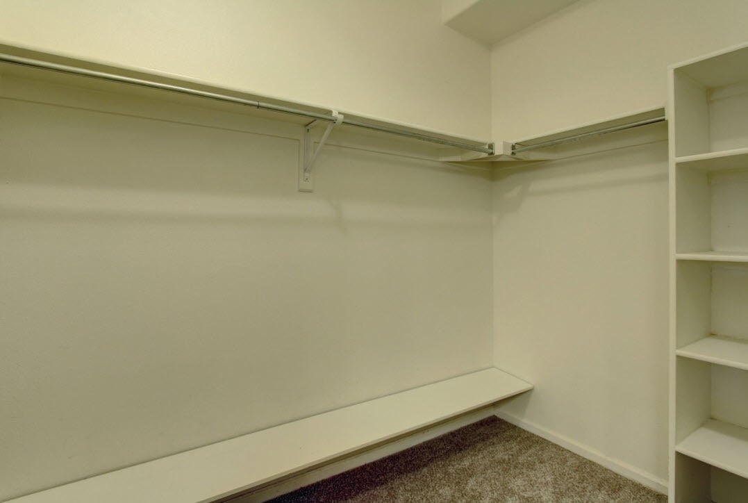 walkin closet - 12943 Lafayette St