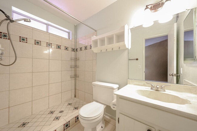 Building Photo - 102 W Concorda Dr