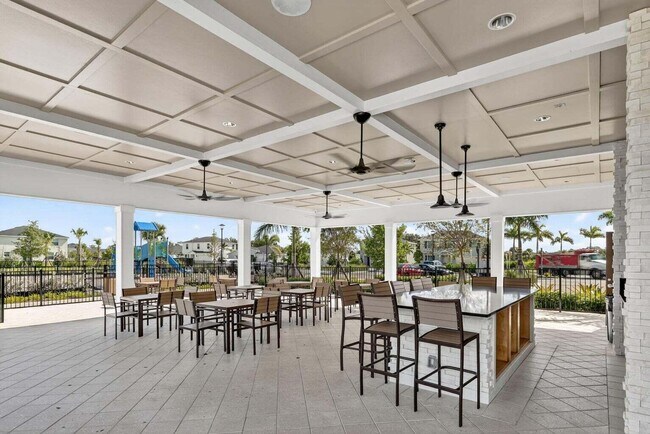 Building Photo - 6544 Cloverdale Ave