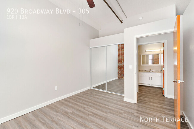 Building Photo - ? Trendy 1BR Loft in the Heart of Downtown...